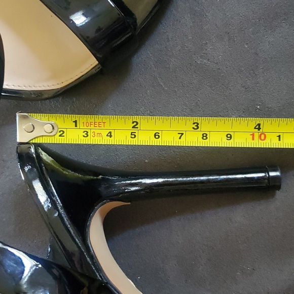 Vince Camuto strappy sandals patent material size 10 - Picture 7 of 8